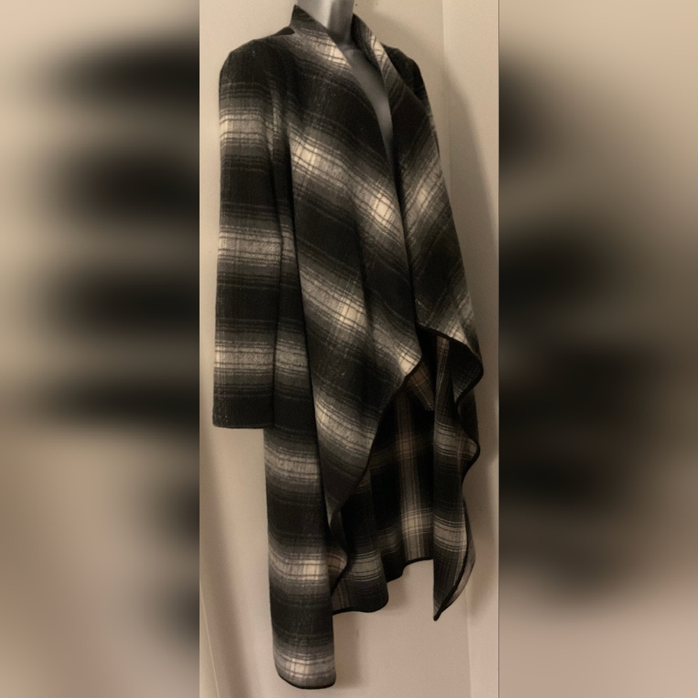 She + Sky Awesome Oversized Black and White Plaid Sweater NWOT - Picture 3 of 6